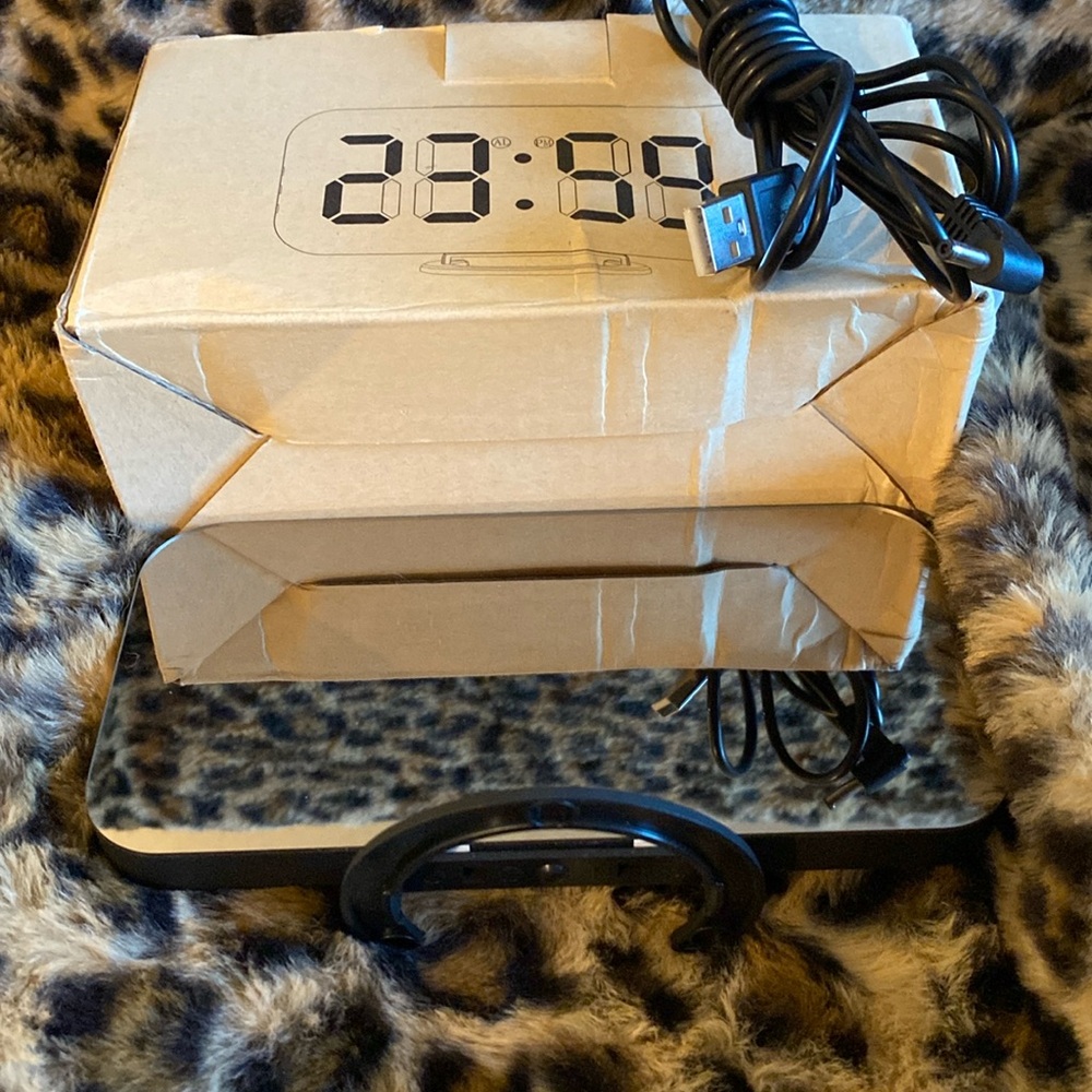 NIB digital mirrored alarm clock